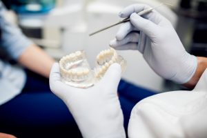 Lee más sobre el artículo ¿Implantes fijos o prótesis dental? Qué tener en cuenta para tu caso particular